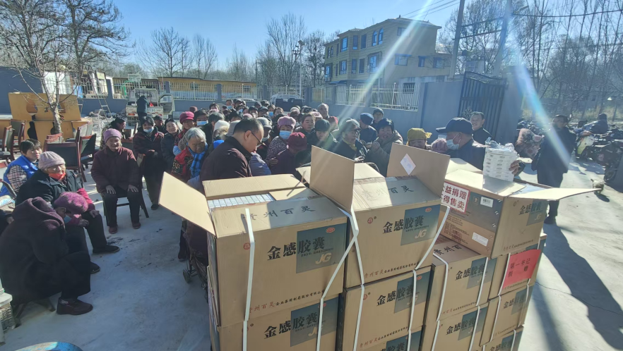 省社科联驻村第一书记协调发放“金感胶囊”护佑百姓健康