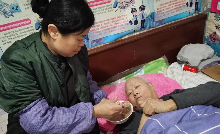 凡人歌·青岛故事丨怀反哺之私以事亲！外甥女照顾瘫痪舅舅11年