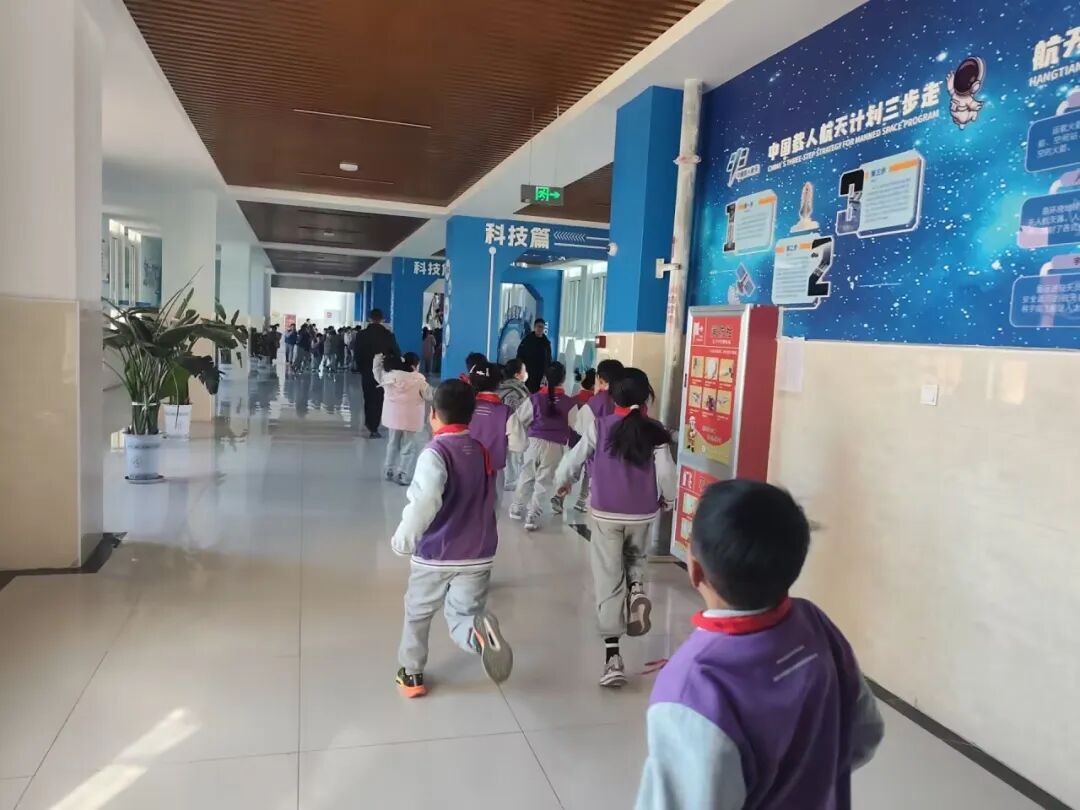 济南高新区稼轩小学开展消防应急疏散演练活动