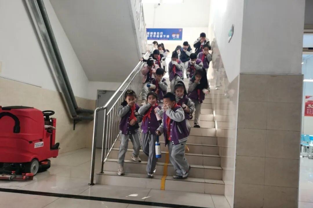 济南高新区稼轩小学开展消防应急疏散演练活动