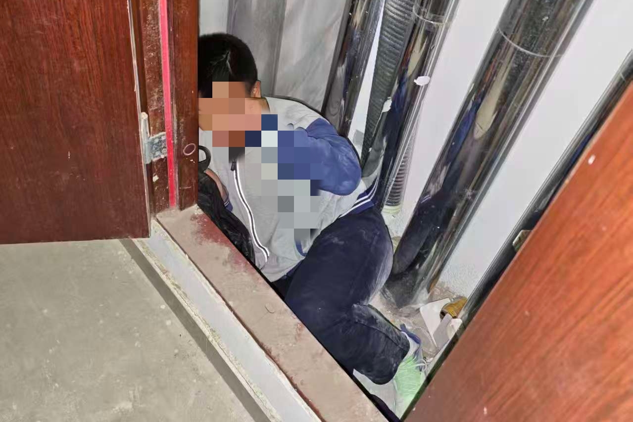 13岁男孩晚归怕挨训藏身暖气管道间，济南民警暖心寻人