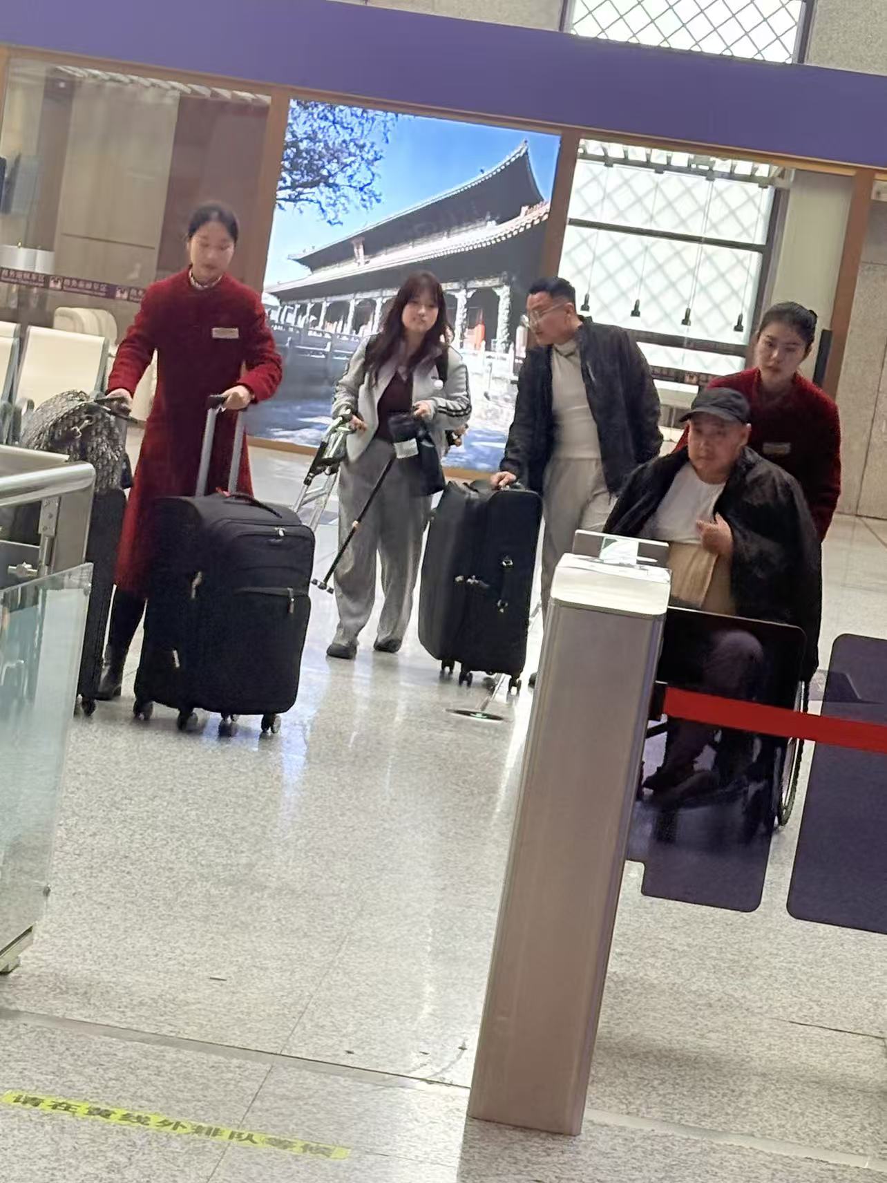 爱心护航暖旅途，温情服务显担当