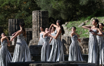 米兰冬奥会圣火交接仪式在希腊举行