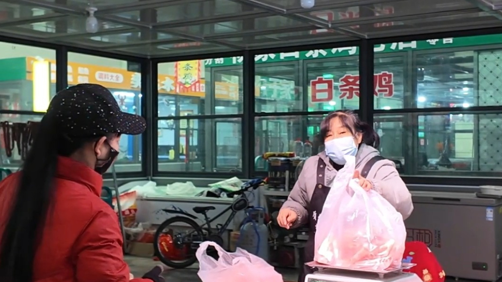 蝶变天衢·特写丨免租、好停车、配套全…便民市场里的小幸福