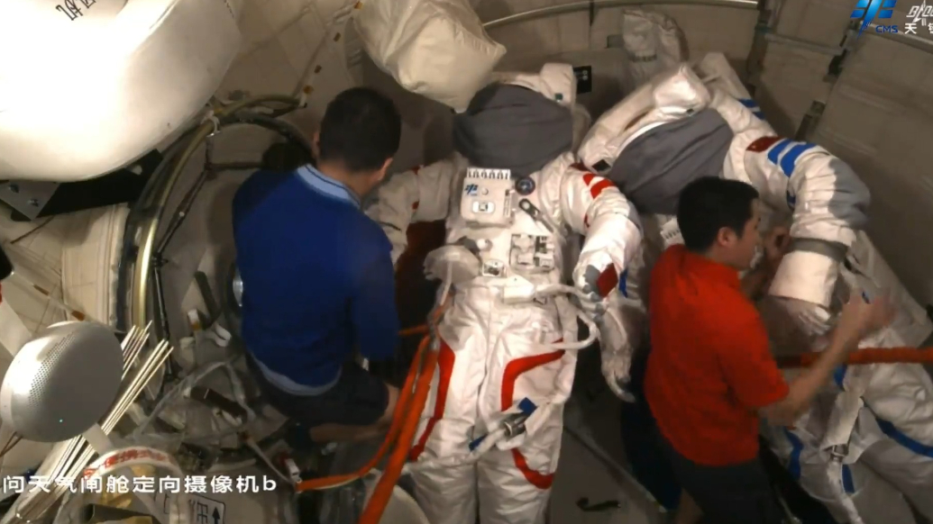 “砺箭21”乘组，切换为出舱准备模式