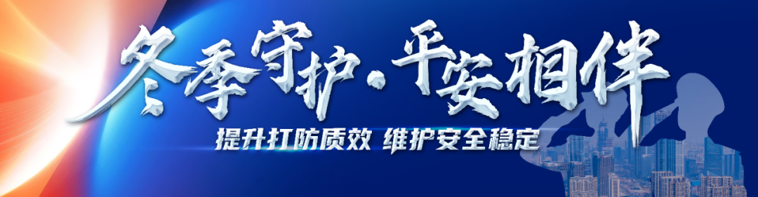 夜晚降临，“驴友”被困山上