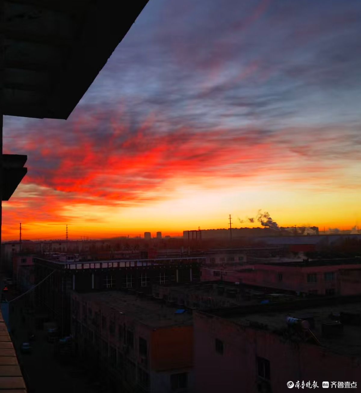 橘红色的晨霞，如诗如画