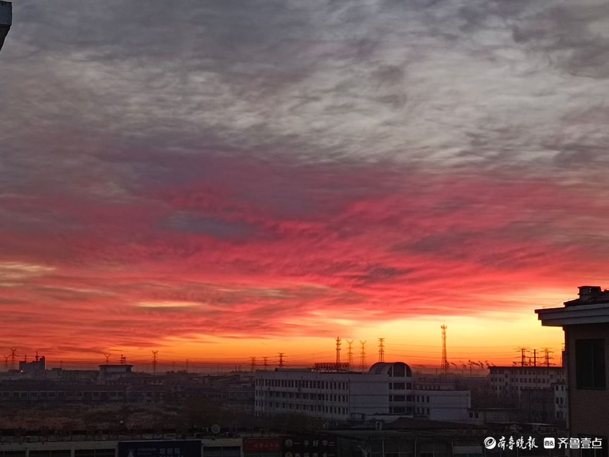 橘红色的晨霞，如诗如画