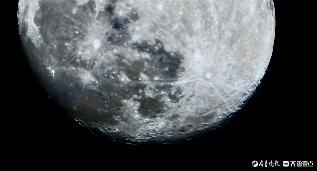 初冬的夜晚，月亮格外耀眼