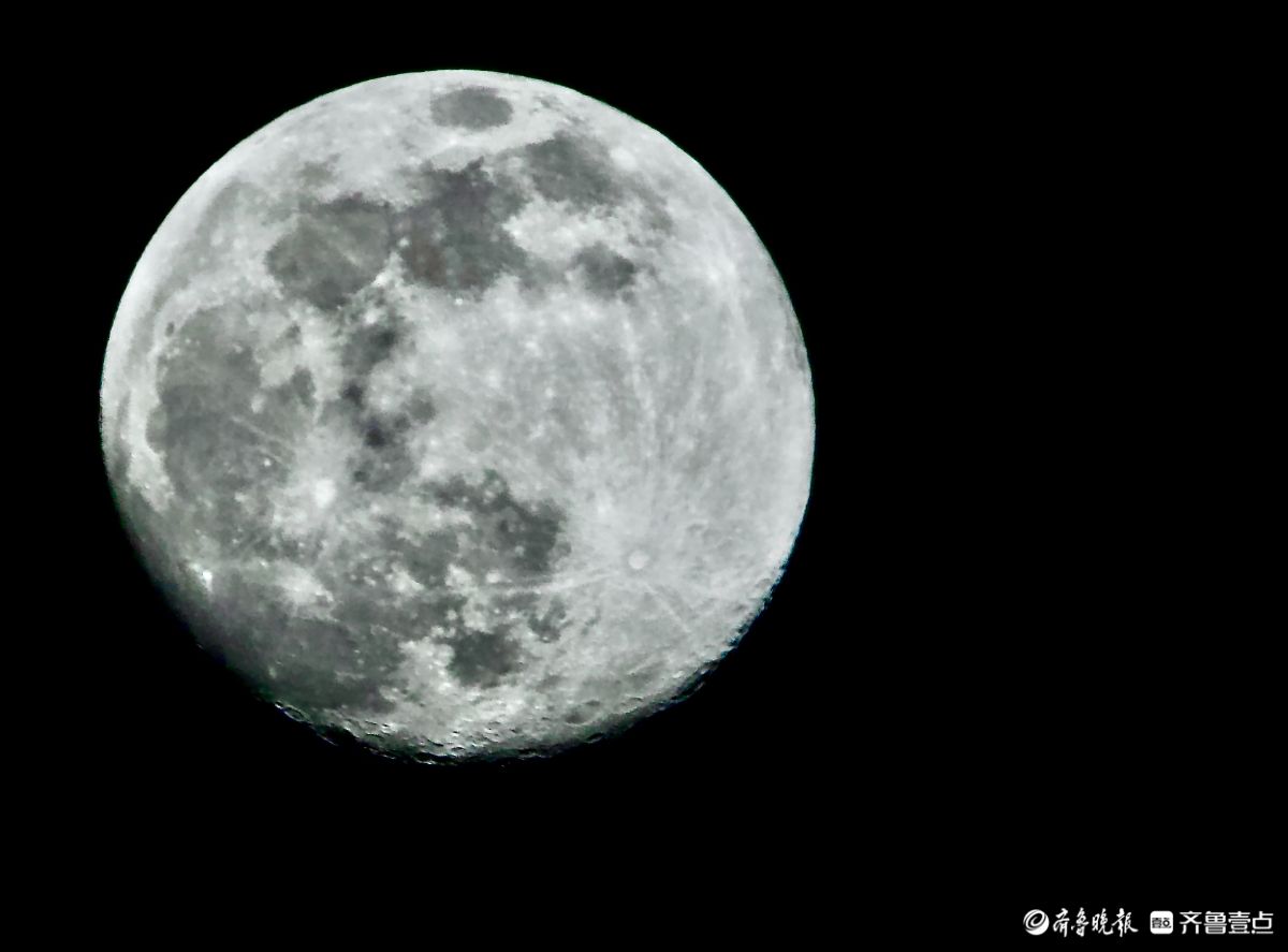 初冬的夜晚，月亮格外耀眼