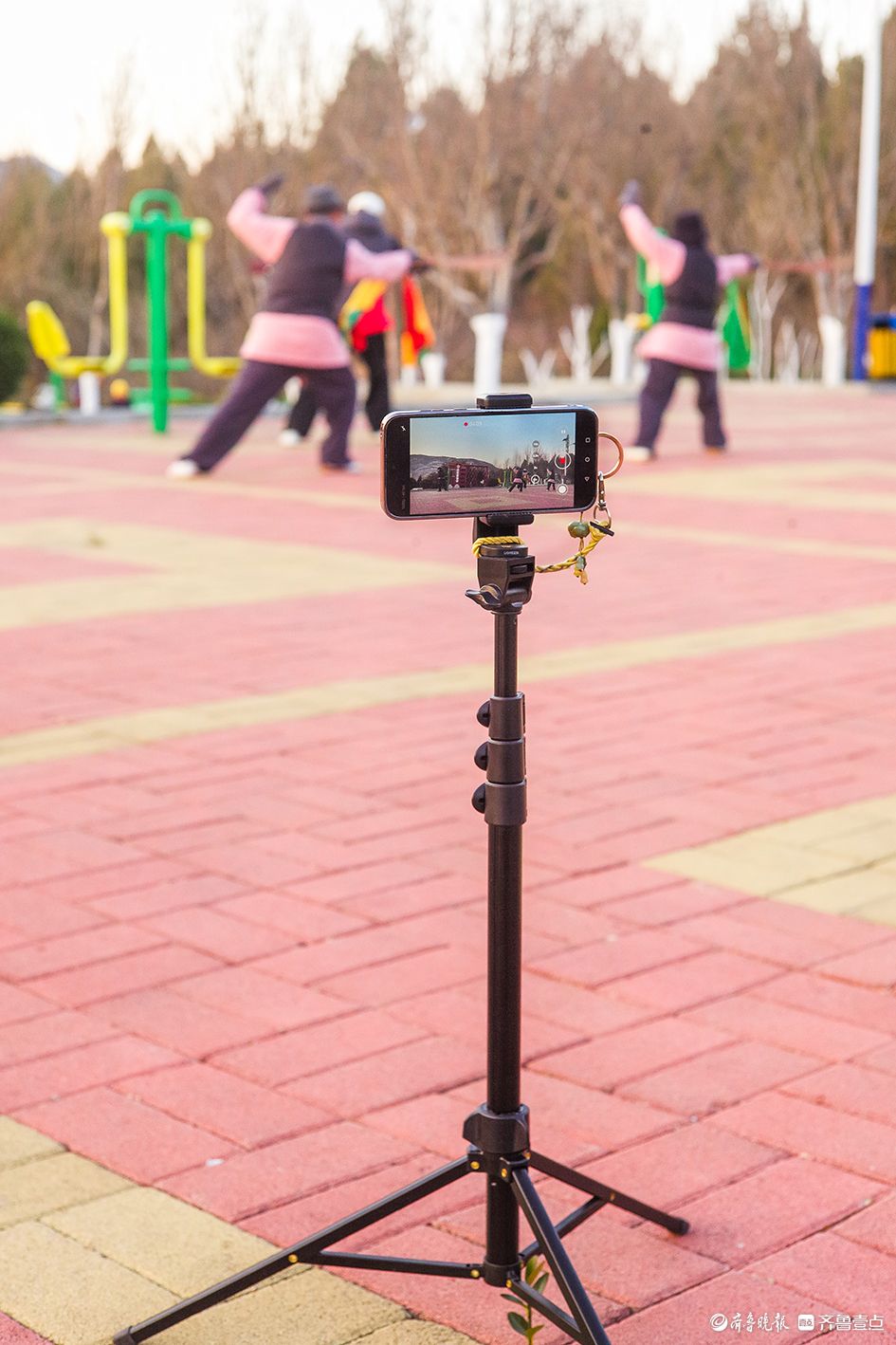 今视角|小东山午后，市民自拍练剑