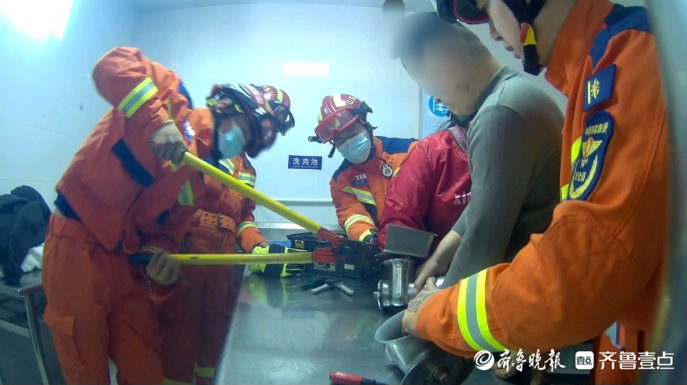 果然视频|女子被绞肉机“咬”手，消防员和医生合力施救