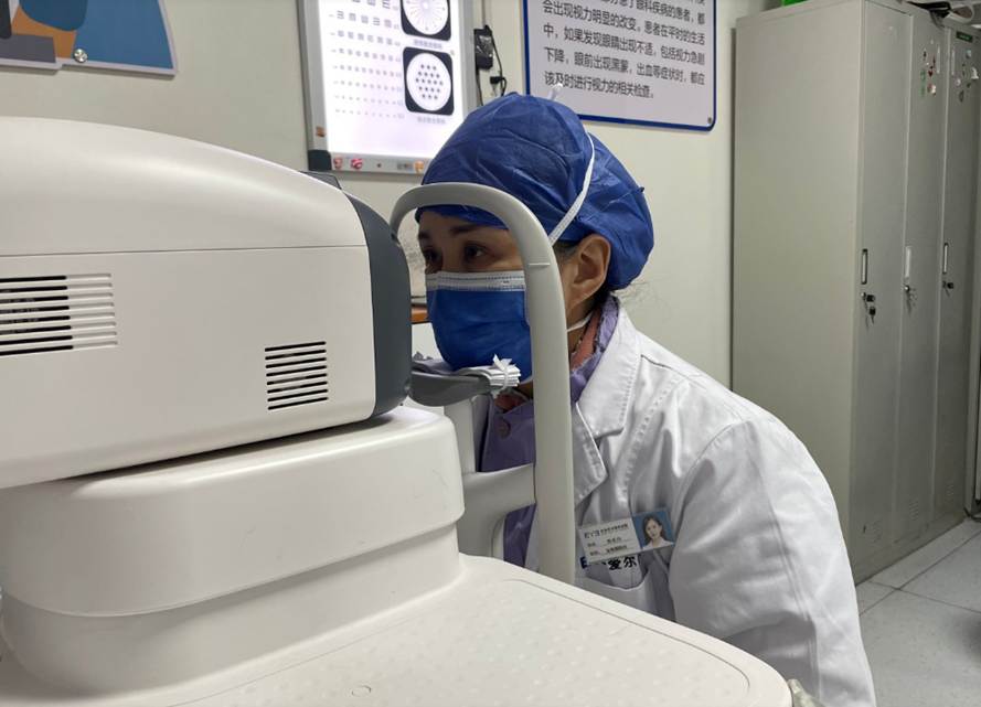 眼科院长亲历老花手术：从主刀到患者，一场跨越身份的视觉革新