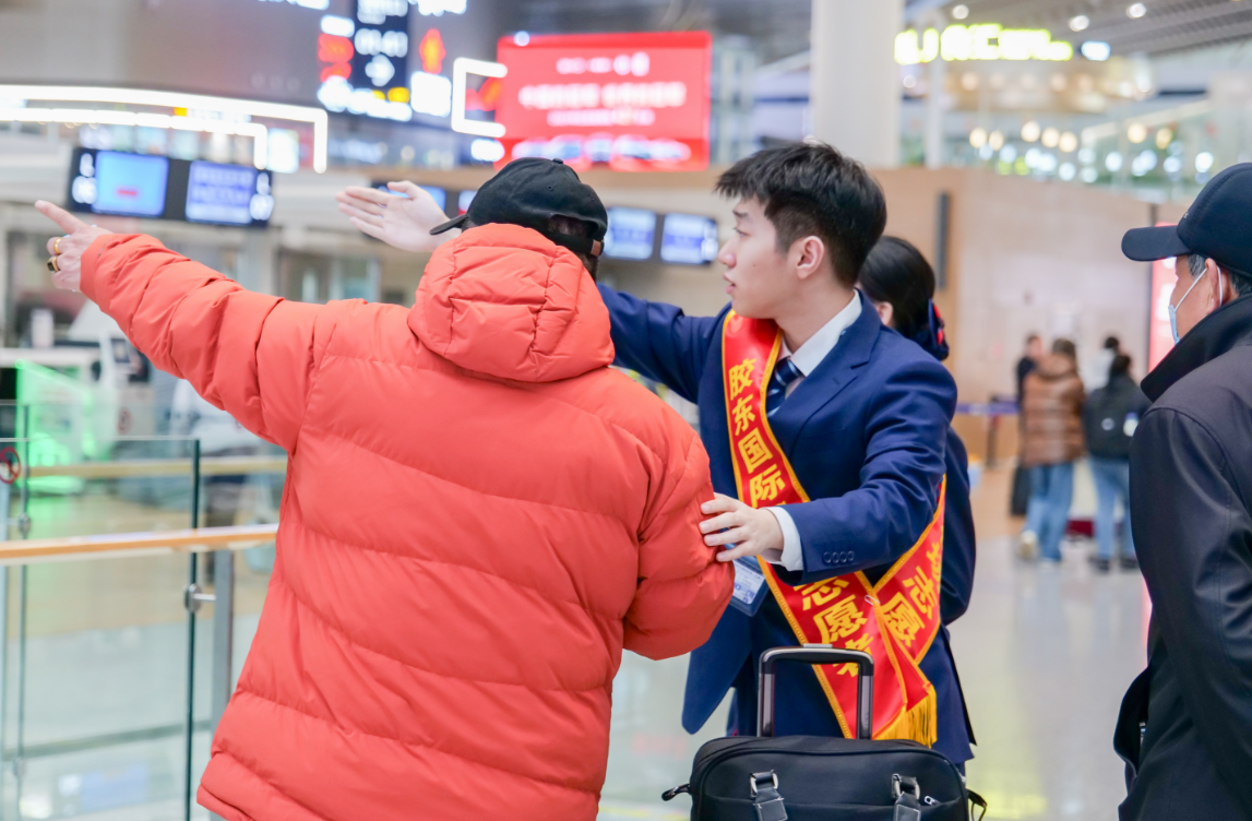 空港志愿红 青春暖出行