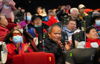 在“光明影院”，盲人也能“看”电影