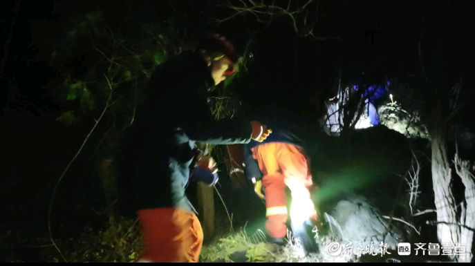果然视频|俩驴友爬山迷路，消防员历时三个小时帮其脱困