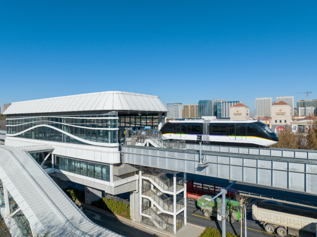 地铁通泉城|济南云巴今日通车，32座车站“环抱”高新东区