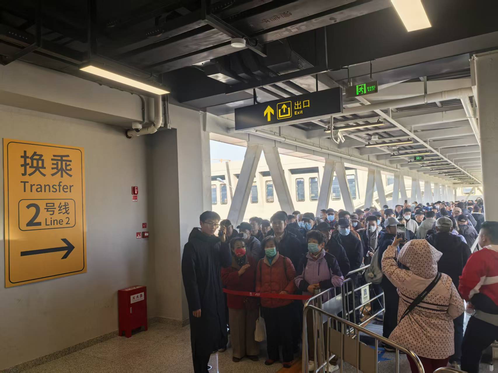 地铁通泉城|云巴开通首日， 市民争相体验“宝宝巴士”