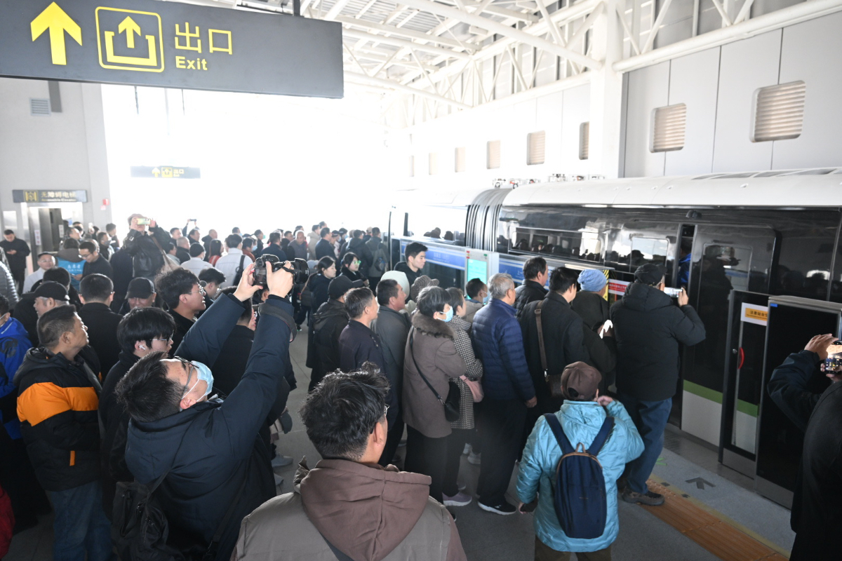 地铁通泉城|刷屏！云巴开通第一天，车厢里全是举手机的笑脸