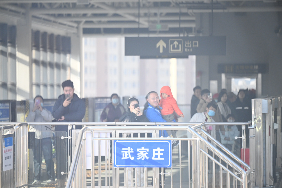 地铁通泉城|刷屏！云巴开通第一天，车厢里全是举手机的笑脸