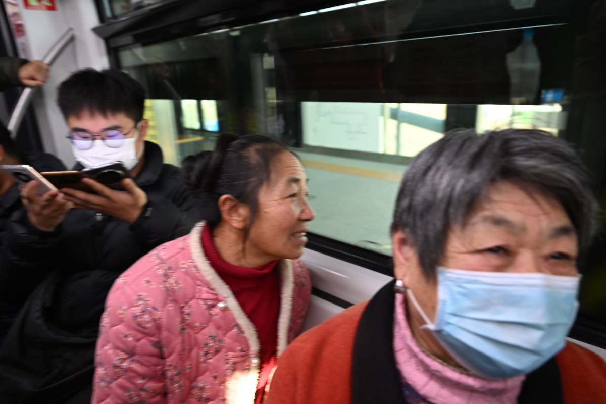 地铁通泉城|刷屏！云巴开通第一天，车厢里全是举手机的笑脸