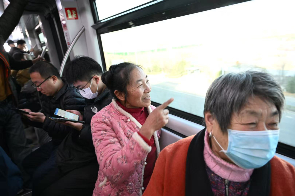 地铁通泉城|刷屏！云巴开通第一天，车厢里全是举手机的笑脸