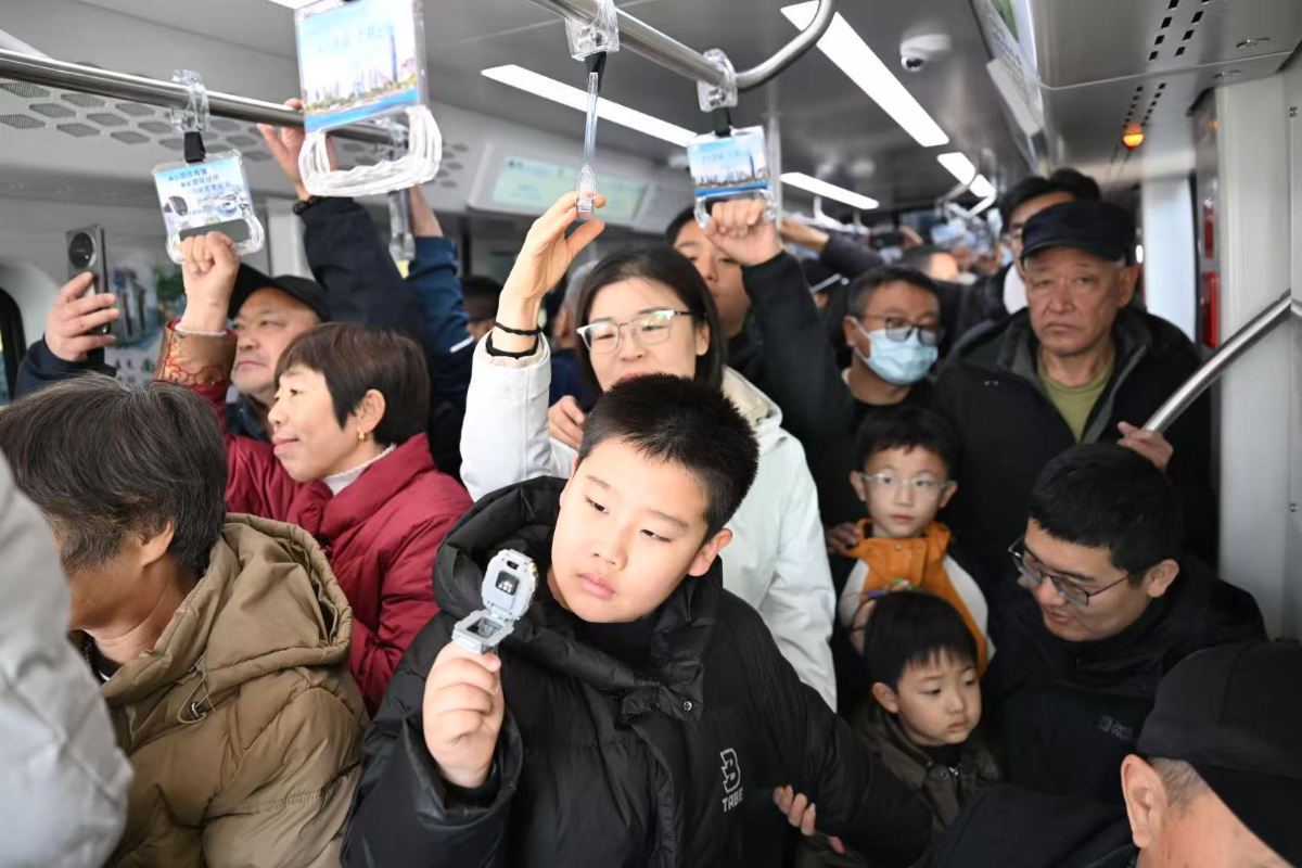 地铁通泉城|刷屏！云巴开通第一天，车厢里全是举手机的笑脸