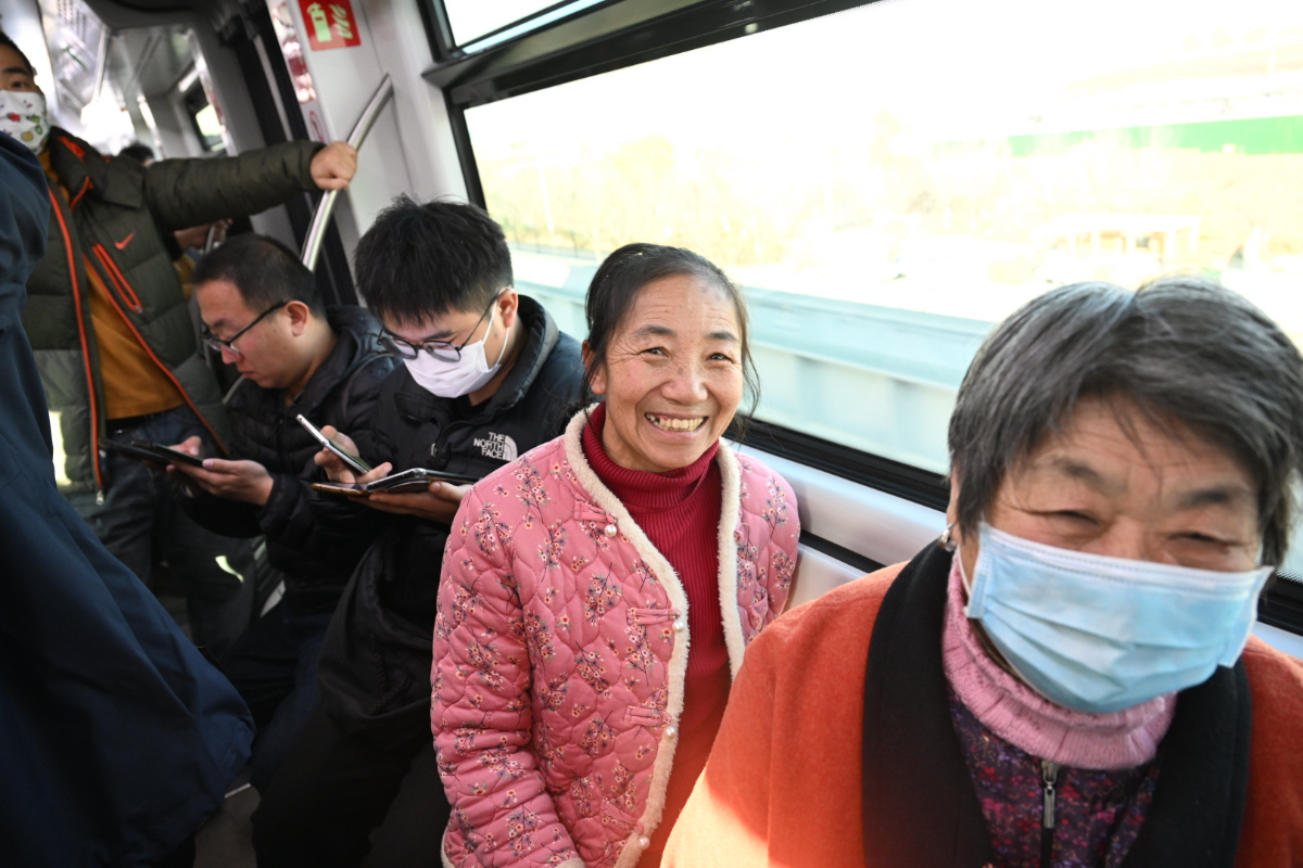 地铁通泉城|刷屏！云巴开通第一天，车厢里全是举手机的笑脸