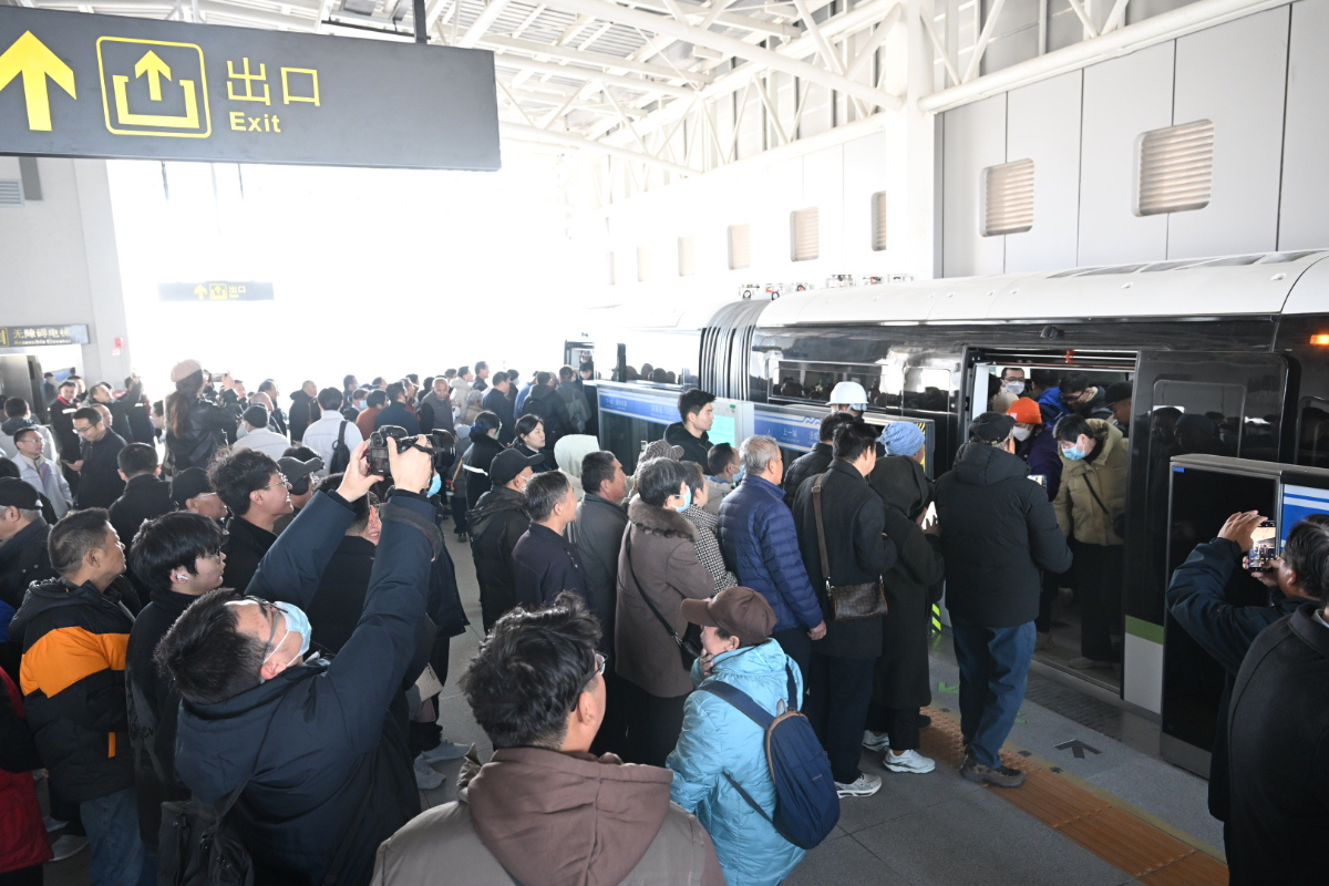 地铁通泉城|刷屏！云巴开通第一天，车厢里全是举手机的笑脸
