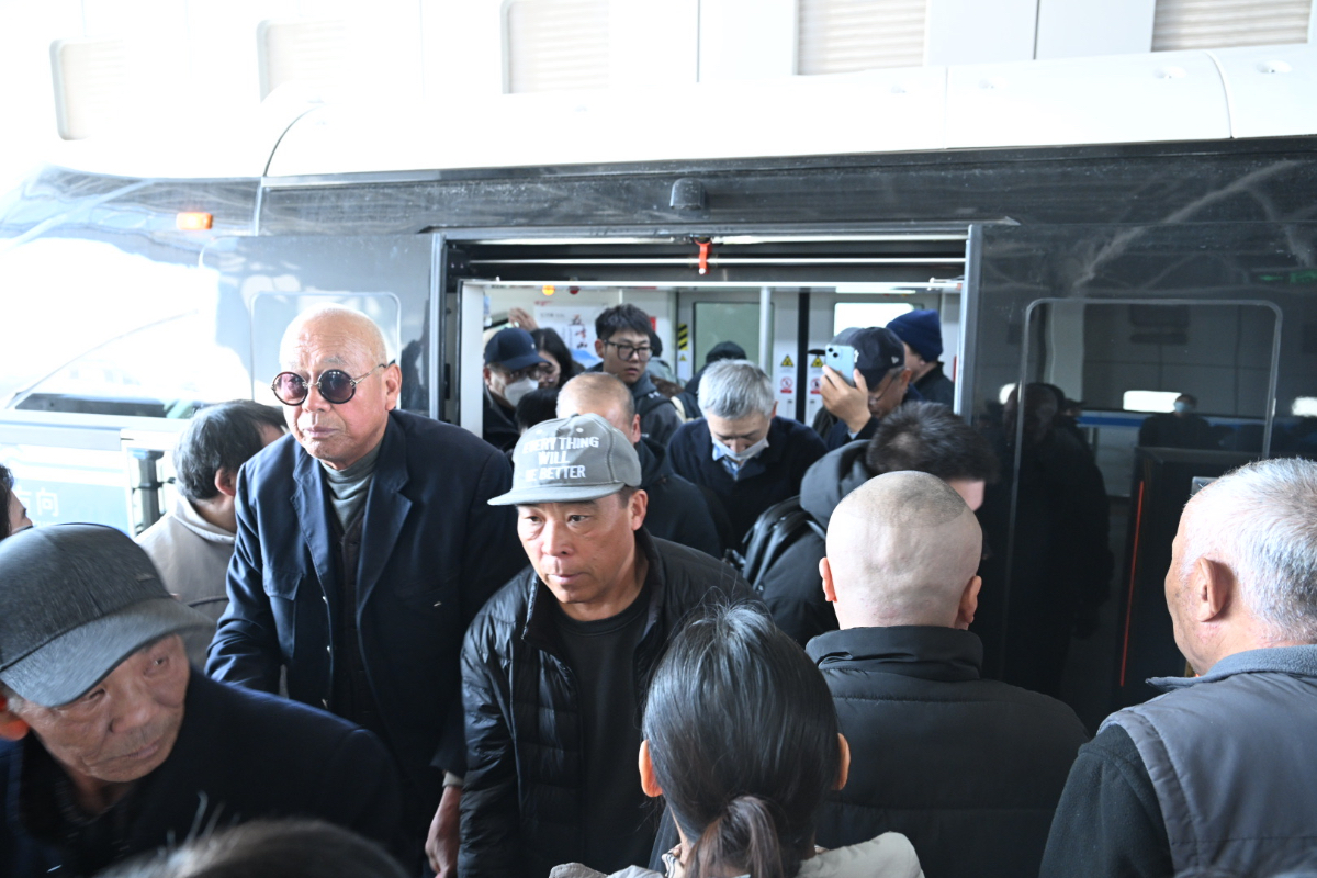 地铁通泉城|刷屏！云巴开通第一天，车厢里全是举手机的笑脸