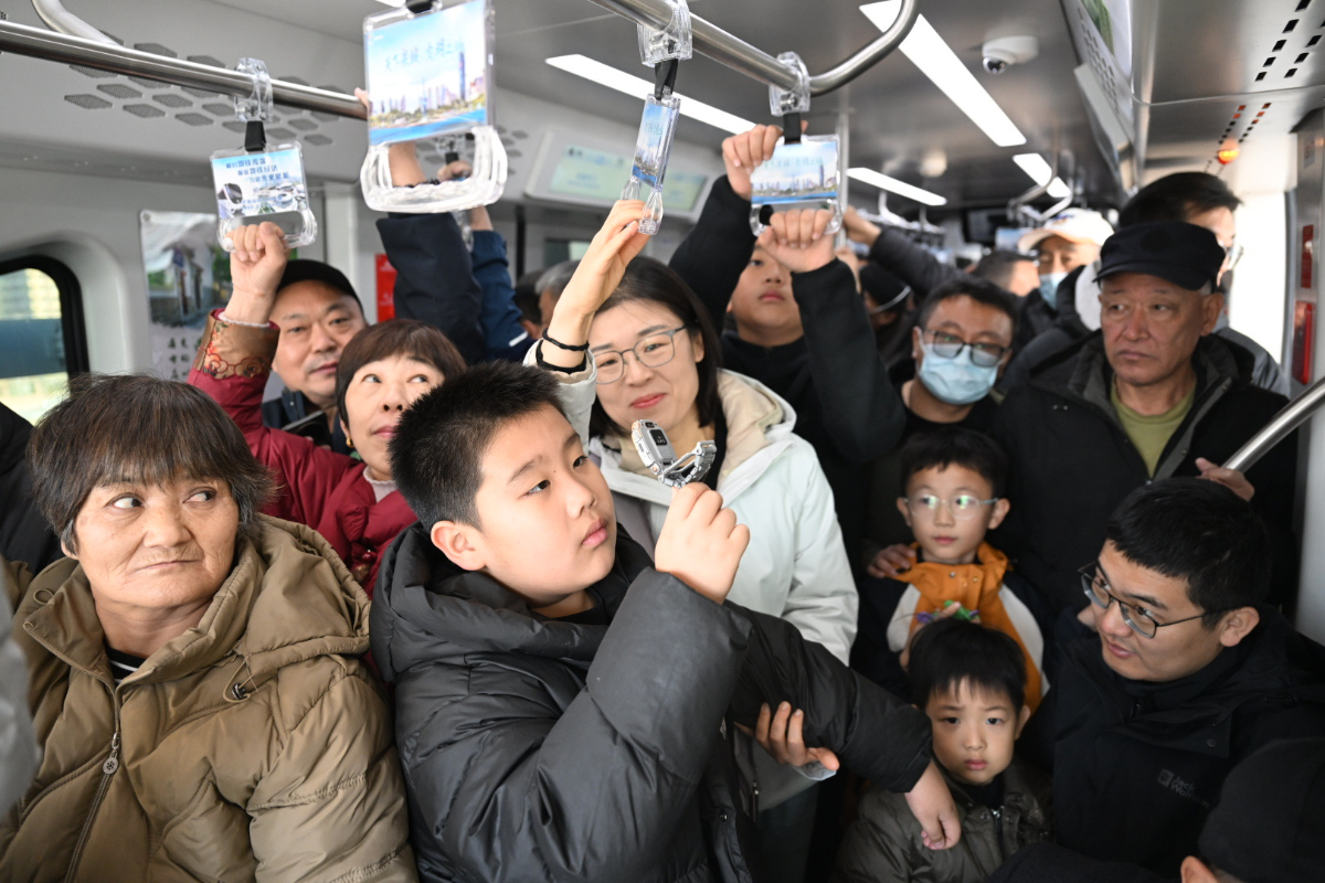 地铁通泉城|刷屏！云巴开通第一天，车厢里全是举手机的笑脸