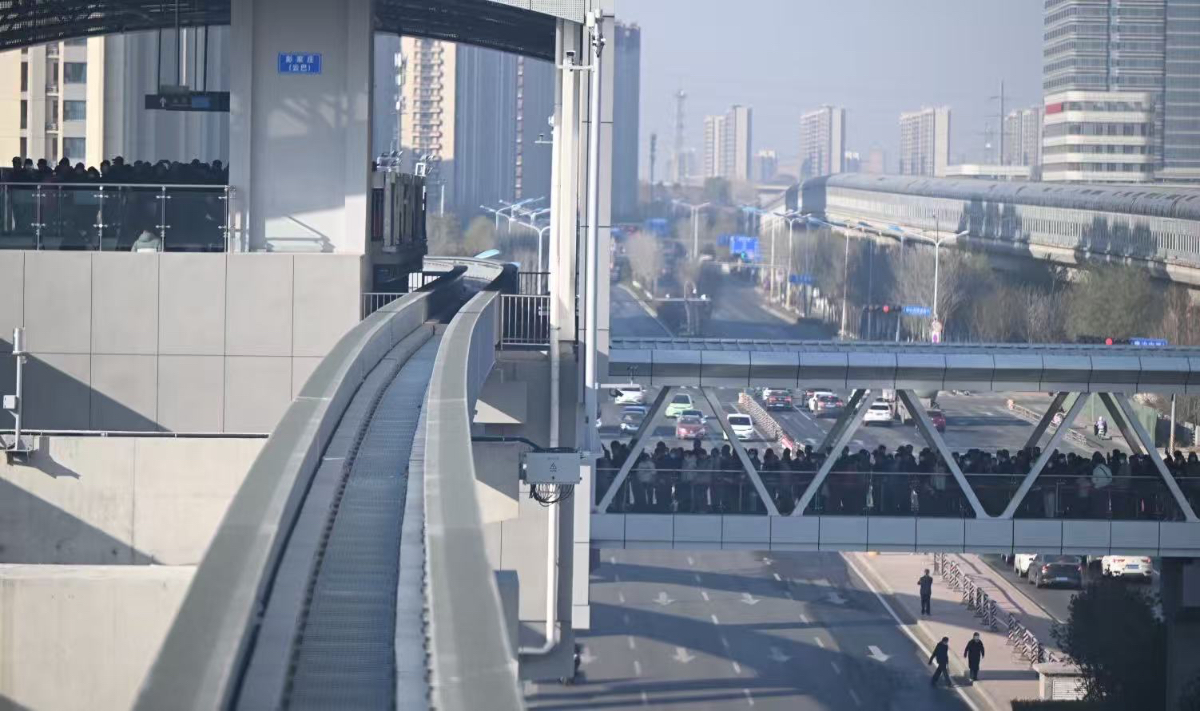 地铁通泉城|刷屏！云巴开通第一天，车厢里全是举手机的笑脸