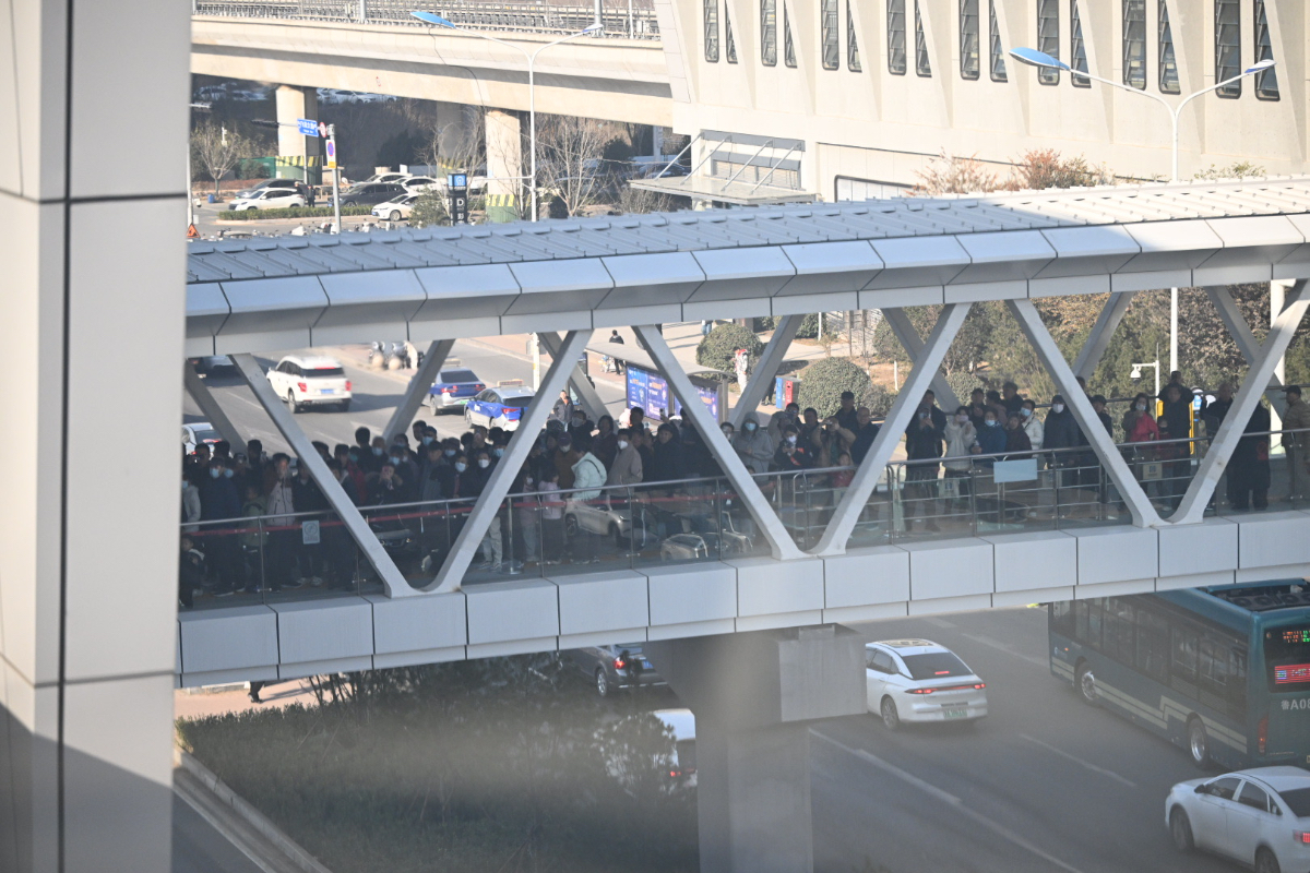 地铁通泉城|刷屏！云巴开通第一天，车厢里全是举手机的笑脸