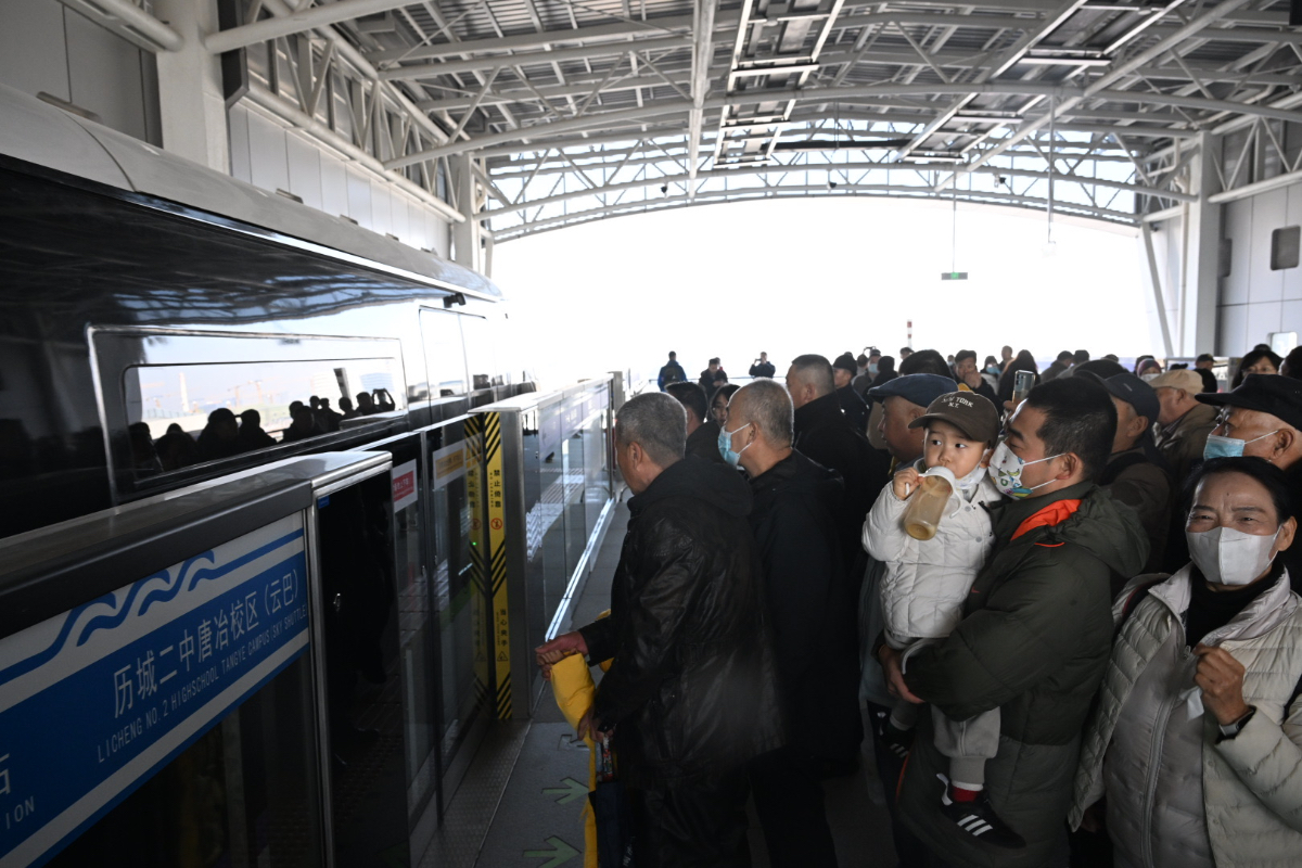 地铁通泉城|刷屏！云巴开通第一天，车厢里全是举手机的笑脸