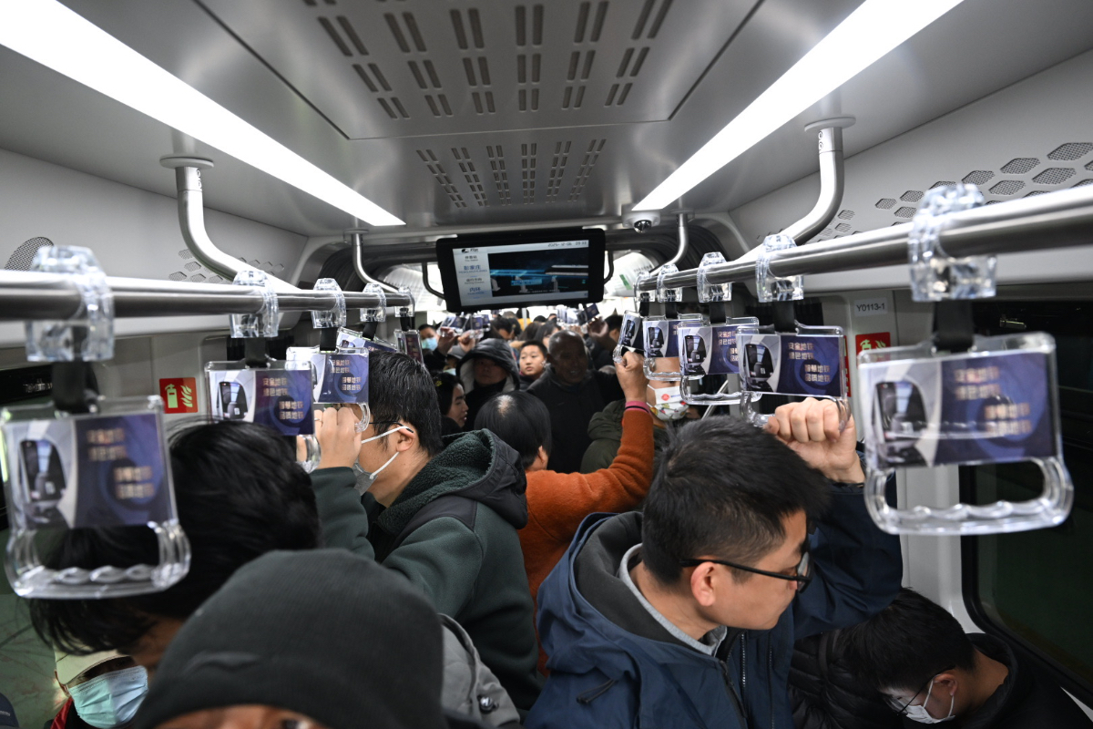 地铁通泉城|刷屏！云巴开通第一天，车厢里全是举手机的笑脸