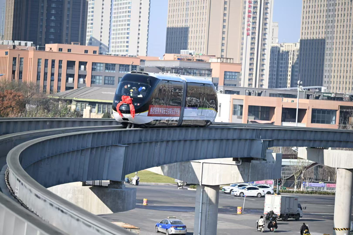 地铁通泉城|刷屏！云巴开通第一天，车厢里全是举手机的笑脸