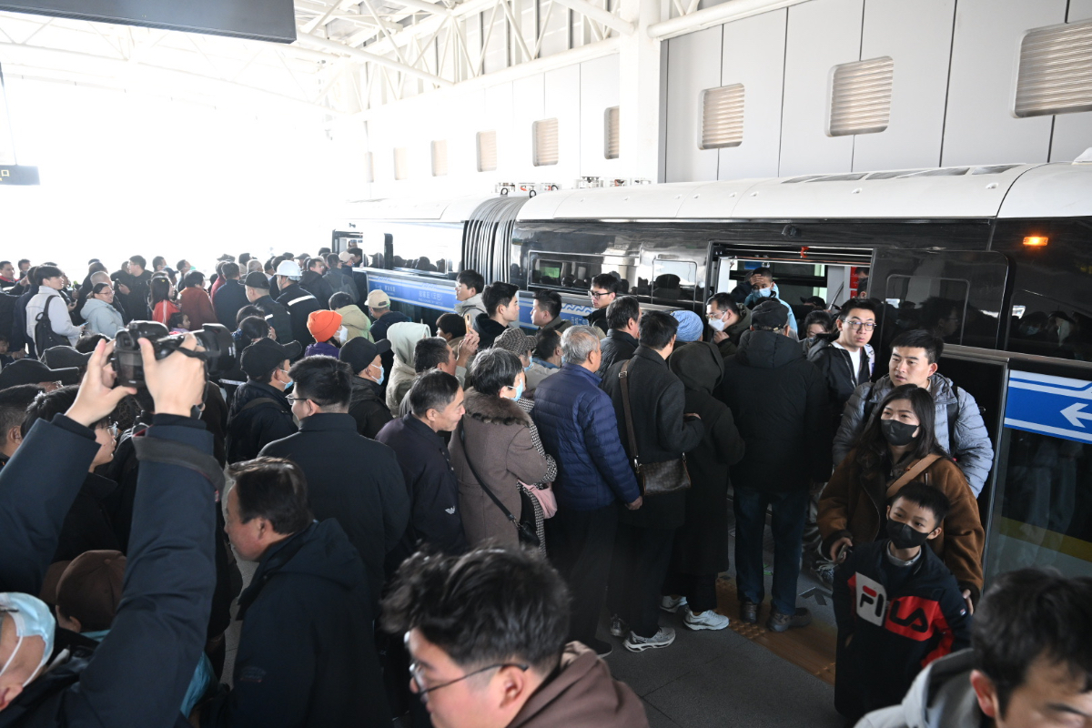 地铁通泉城|刷屏！云巴开通第一天，车厢里全是举手机的笑脸