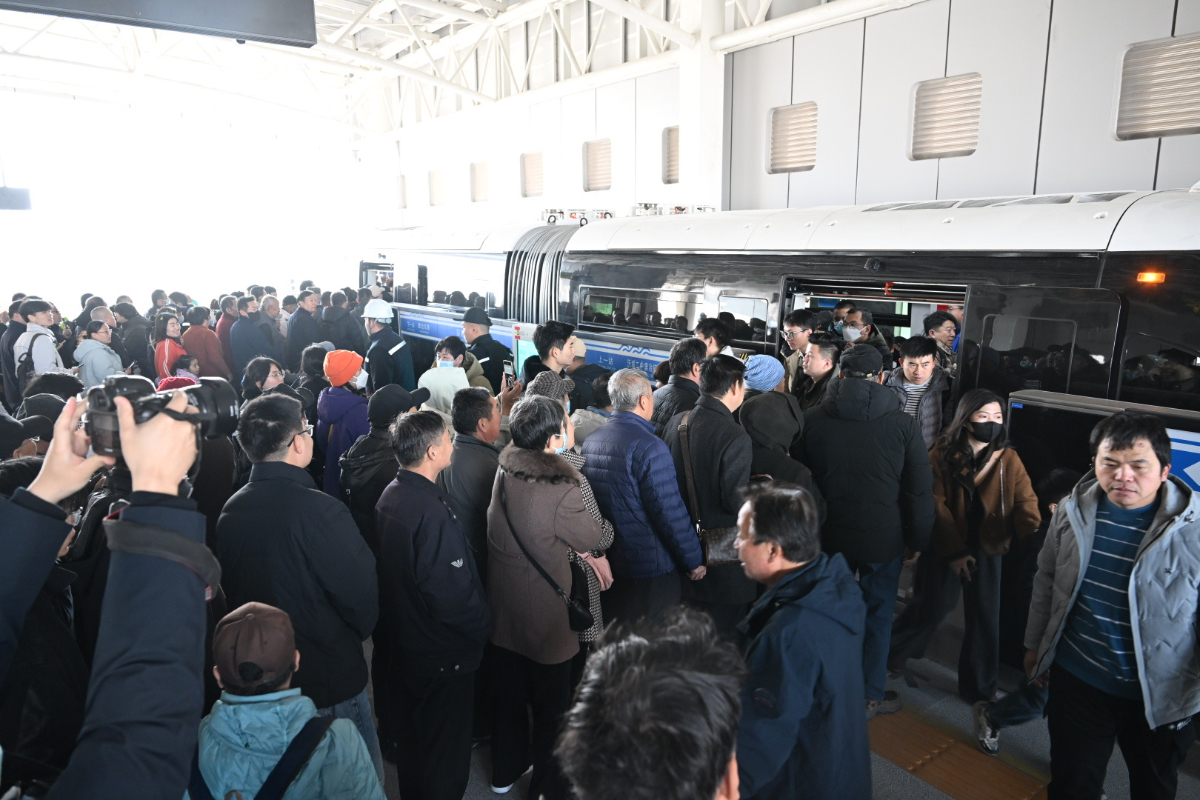 地铁通泉城|刷屏！云巴开通第一天，车厢里全是举手机的笑脸