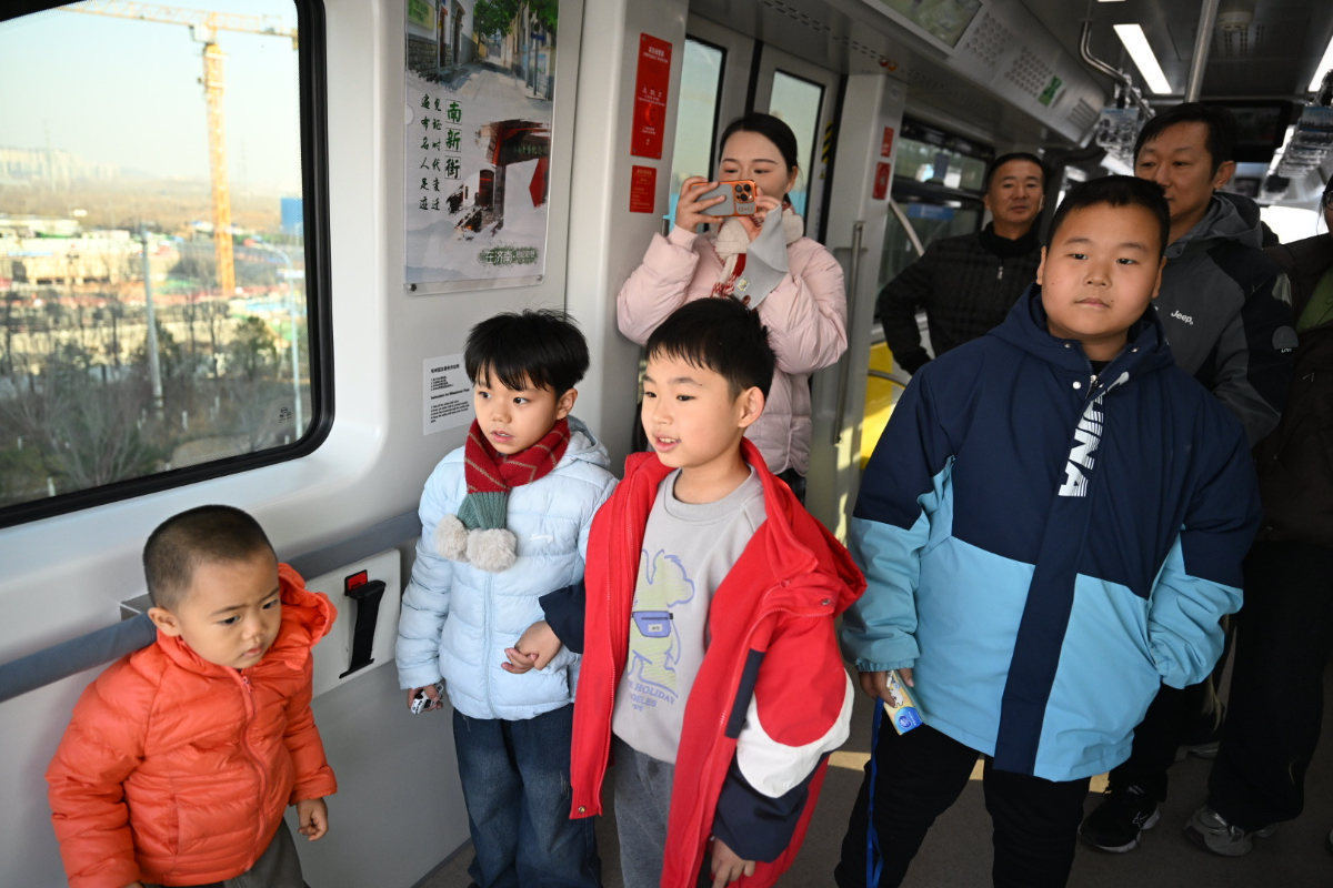 地铁通泉城|刷屏！云巴开通第一天，车厢里全是举手机的笑脸