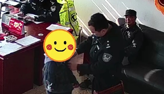 “妈妈要给你包饺子”，烟台民警塞钱帮助报案女孩，收到温暖邀约
