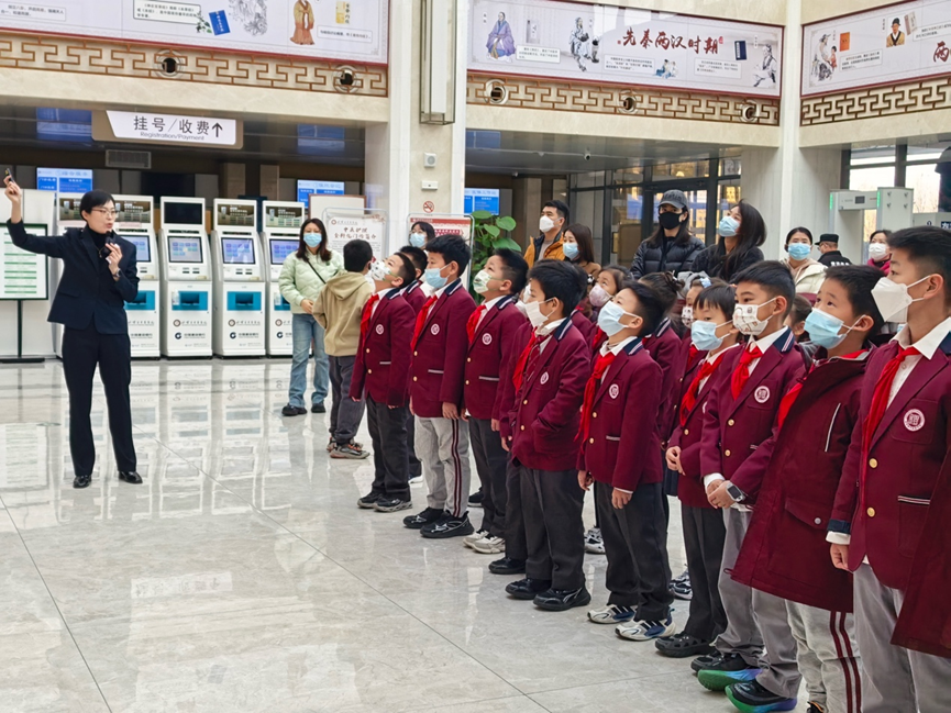 闻香识药、模拟刮痧……小学生走进医院趣味探寻中医魅力