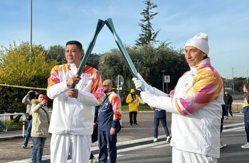 巩晓彬在罗马完成米兰冬奥会火炬传递