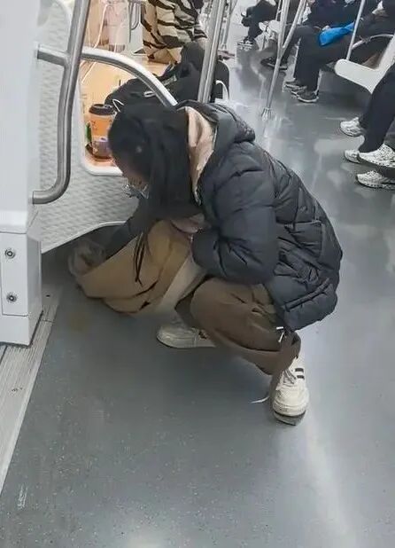 地铁上用围巾擦奶茶的女乘客找到了！当事人回应：只是做了自己该做的事