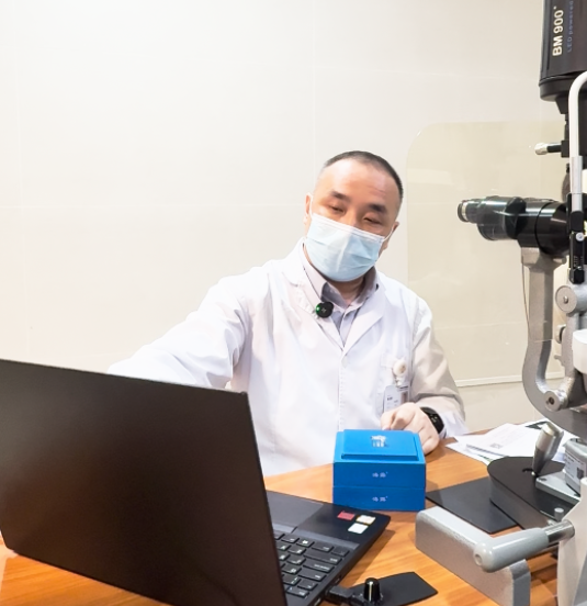 强直性脊柱炎=不能手术？明水眼科巧破体位之困，守护患者光明！