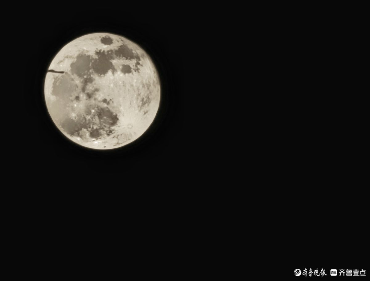 夜晚，又大又圆月亮添美景
