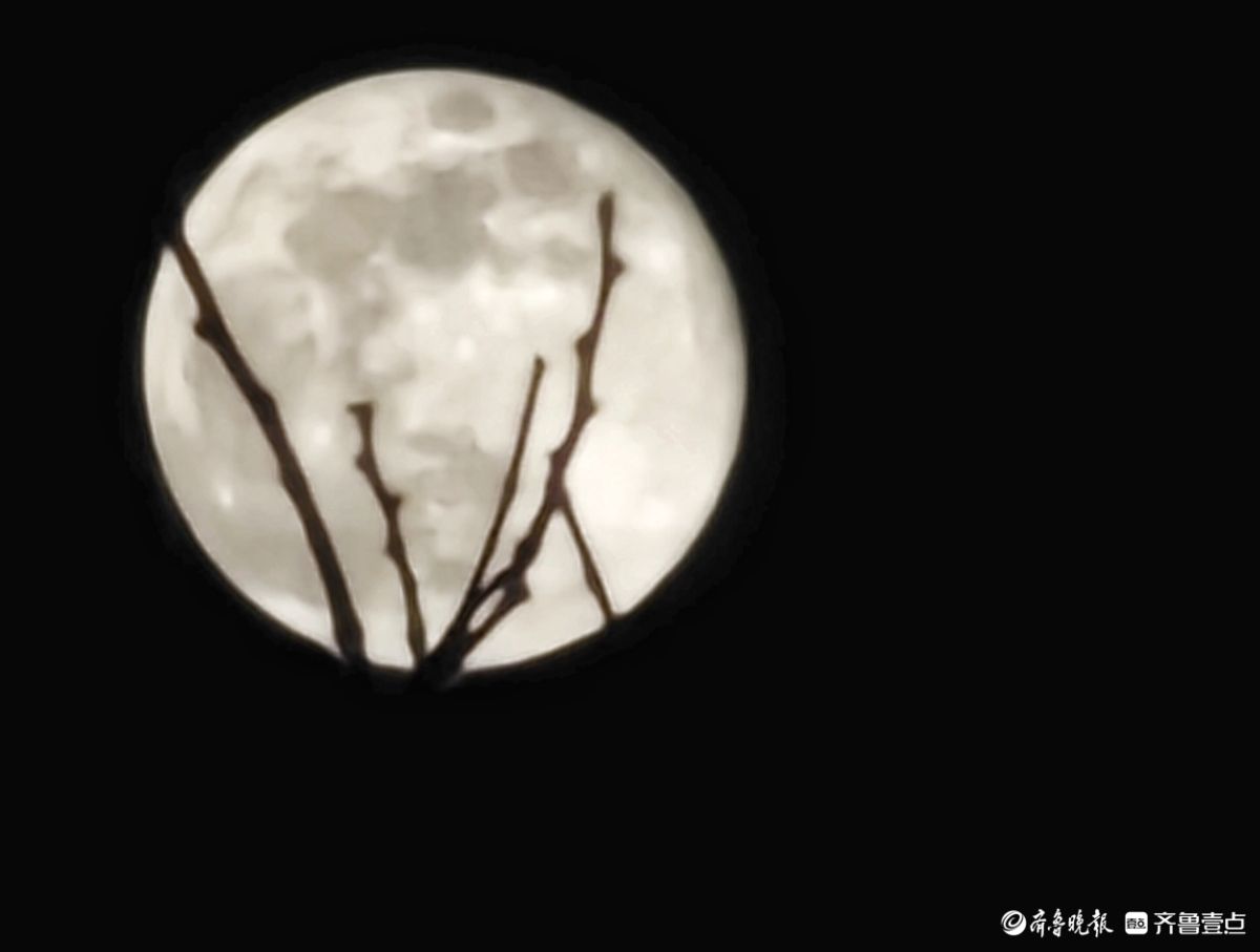 夜晚，又大又圆月亮添美景