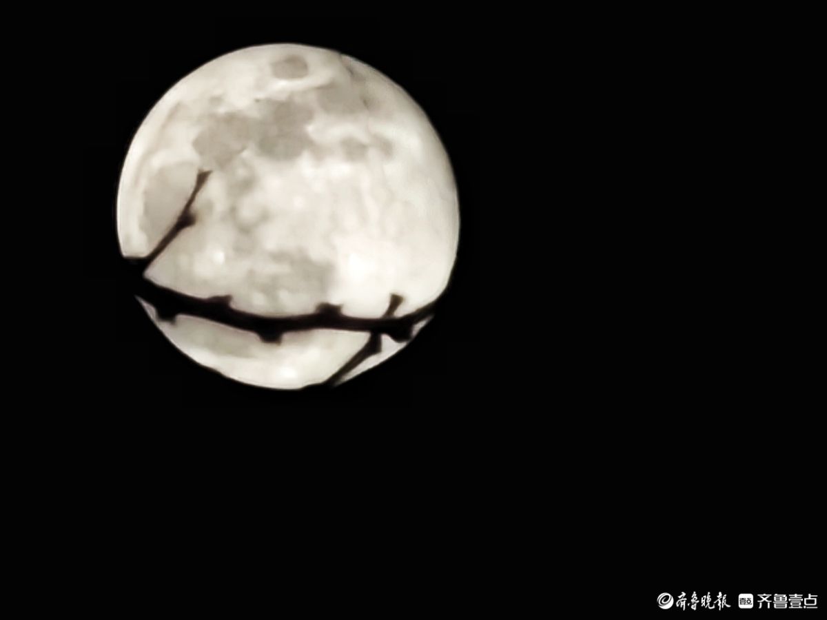 夜晚，又大又圆月亮添美景