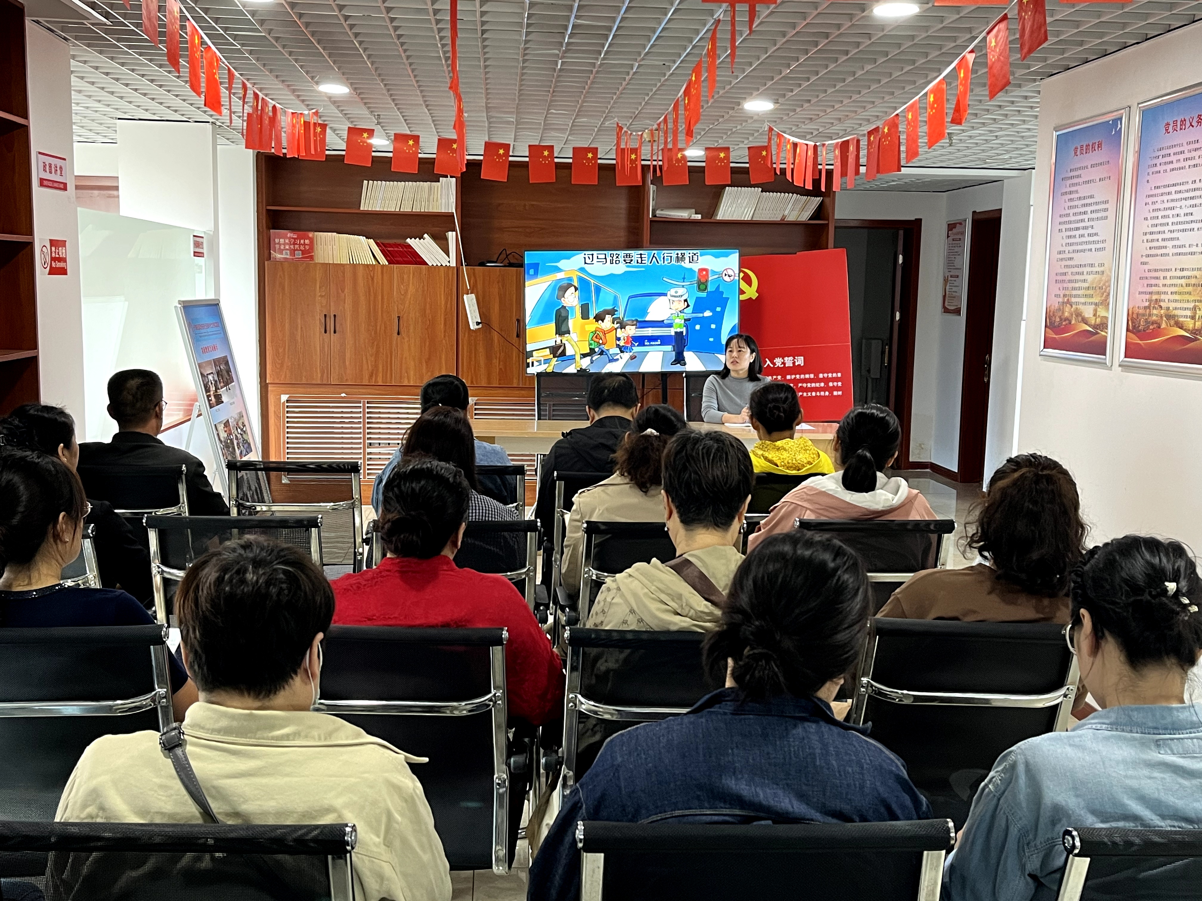 牟平宁海街道政府街社区开展道路交通安全宣讲活动