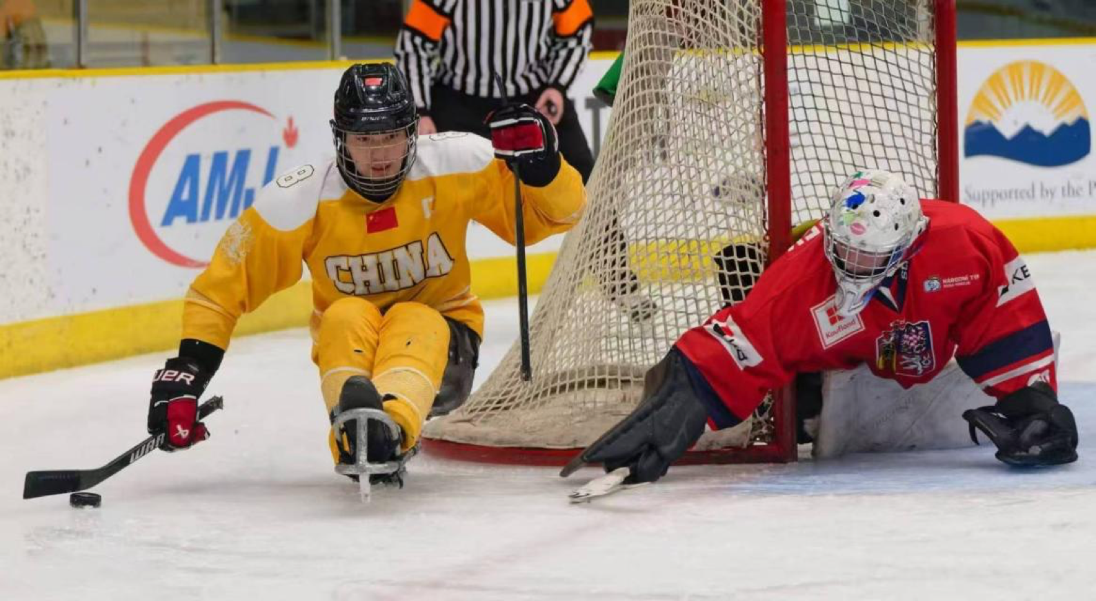 中国残奥冰球队在2025年四国邀请赛上勇夺铜牌
