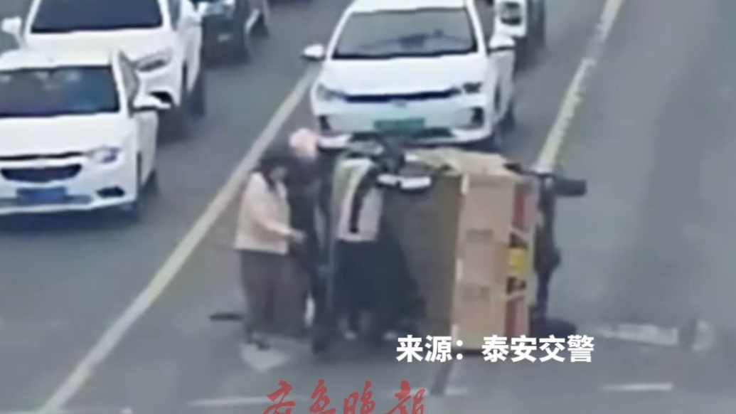 果然视频｜泰安一路口三轮车转弯侧翻，司机被困车内，路人秒变“救援团”